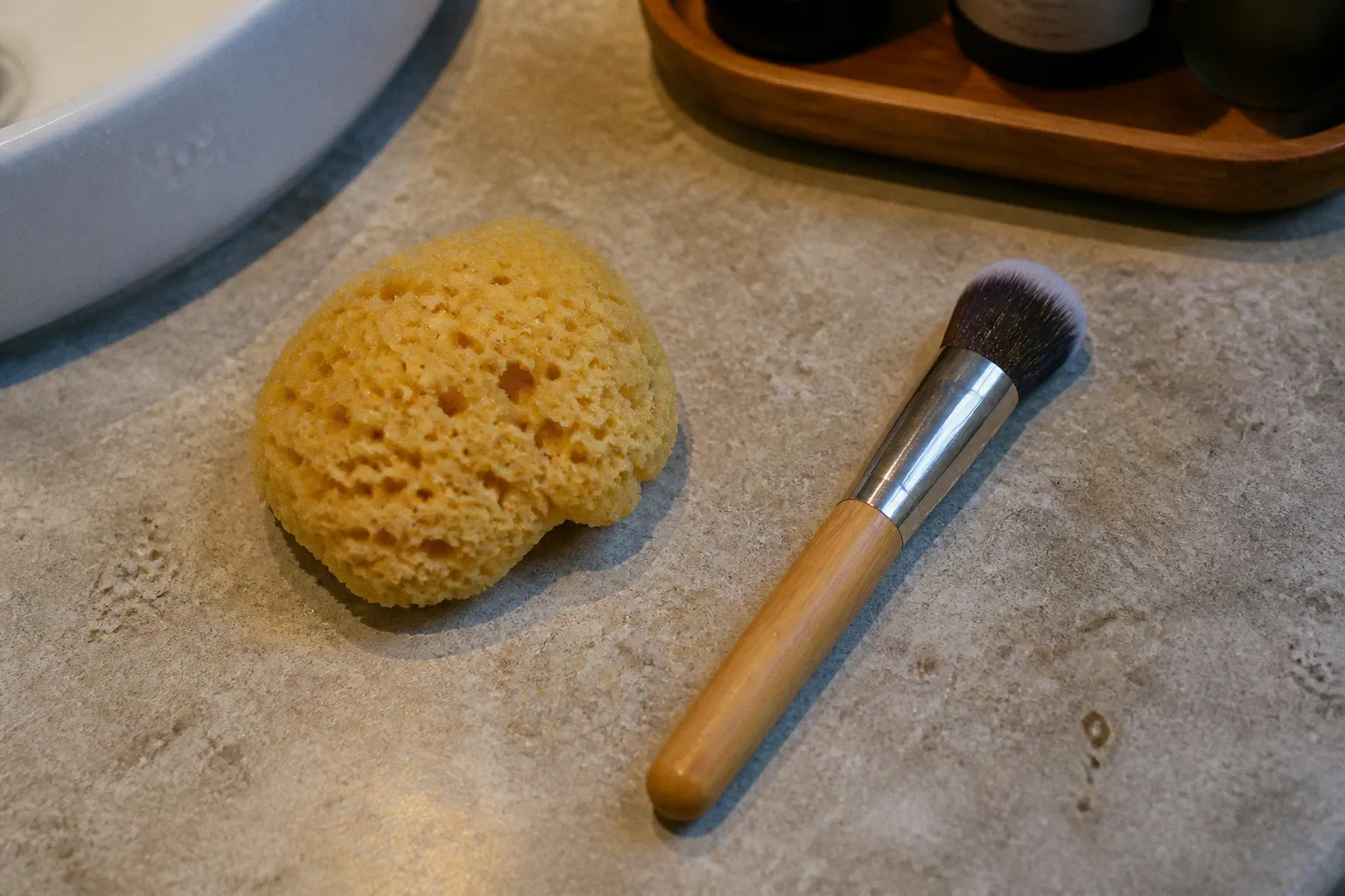Eco Sponges vs Synthetic Brushes: Which Tool for Which Task?